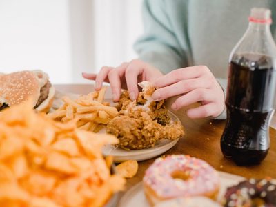 Alertan que una mala alimentación adelanta las patologías características de personas mayores