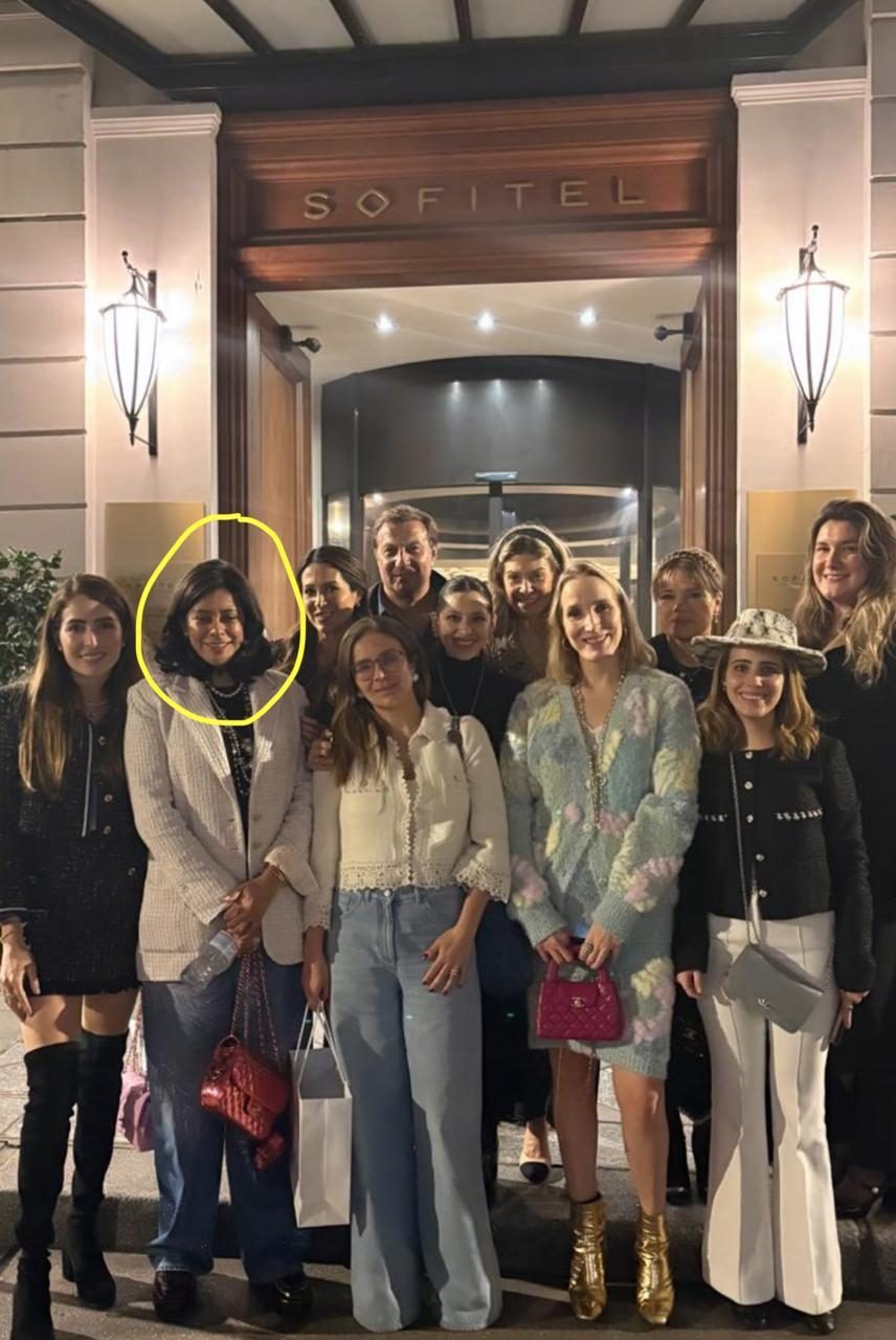 María Monreal Pérez ante el hotel Sofitel Foto X  @jorgegogdl