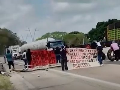 Normalistas bloquean la carretera Campeche-Mérida; exigen apoyo de Layda Sansores