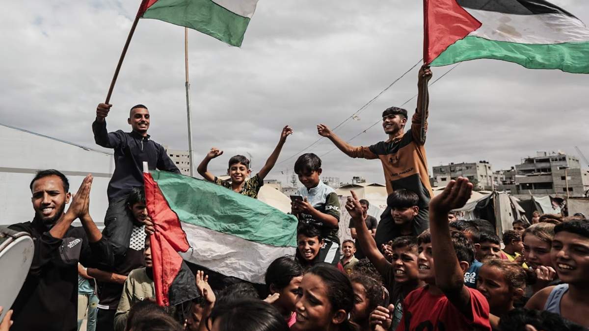 Palestinos del campo de refugiados de Nuseirat celebran este jueves el acuerdo alcanzado entre Israel y Hamás en Egipto.