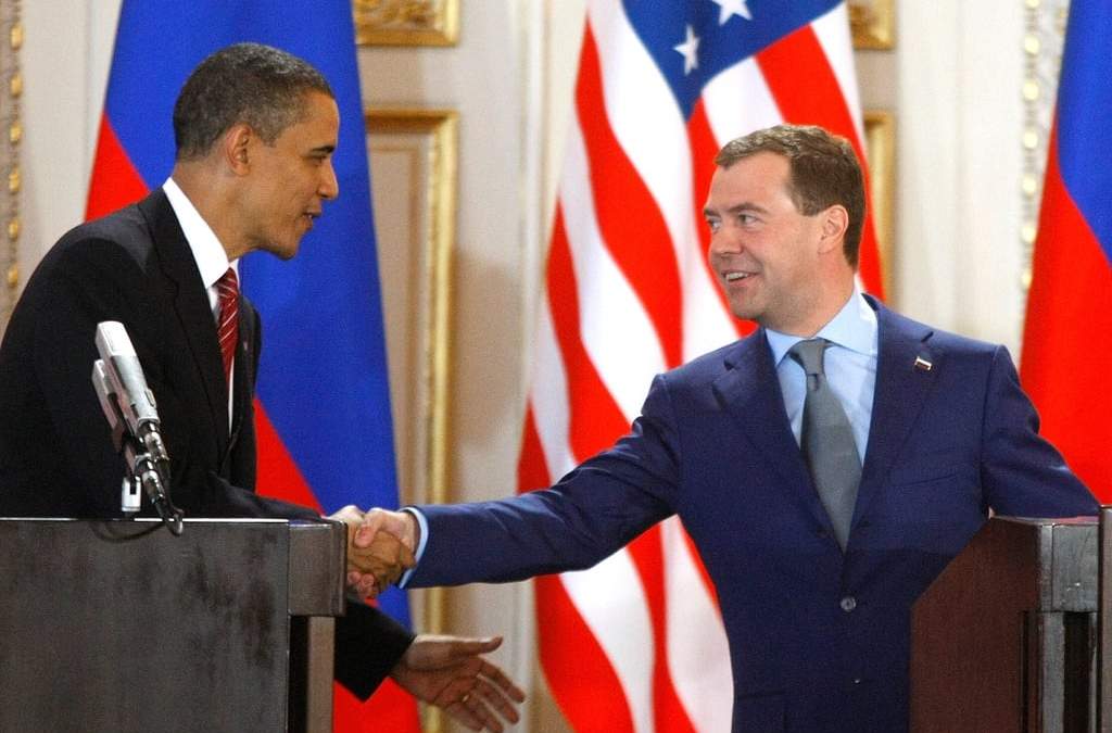 ARCHIVO – El presidente estadunidense Barack Obama, izquierda, y su homólogo ruso, Dmitry Medvedev, derecha, se saludan en una conferencia de prensa en el Castillo de Praga, en esa ciudad de República Checa, el 8 de abril de 2010, tras firmar el tratado Nuevo START para reducir el número de armas nucleares de largo alcance