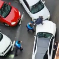 Policía de España dispara a un vehículo que se saltó un puesto de control