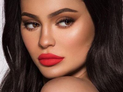 "Amante": Kylie Jenner se desliza suavemente en el sofá de... ¡y hace esto!
