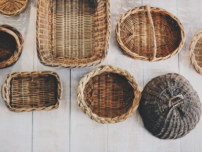 Esa panera de mimbre que tenías olvidada es un tesoro para tus plantas: idea de reciclaje fácil que no lleva ni pegamento