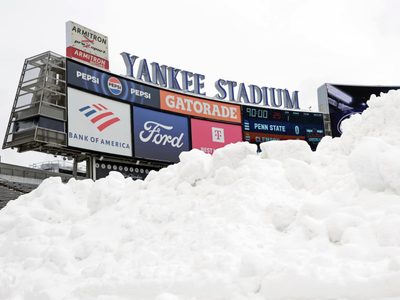 Tormenta invernal complica los viajes de fin de año en Nueva York; tres muertos en California
