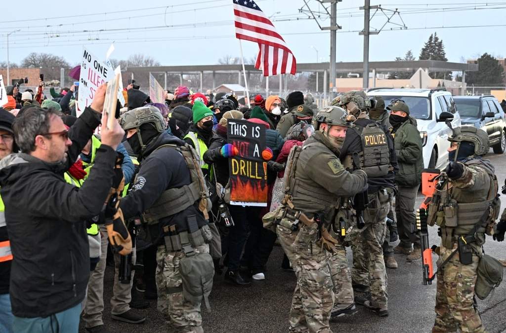 Manifestantes se enfrentan a agentes federales frente al edificio federal Bishop Henry Whipple, el jueves 8 de enero de 2026, en Minneapolis, Minnesota