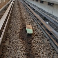 Se bajó a las vías del Metro por una patineta y provocó retrasos del servicio en la Línea B