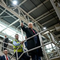 Trump hace gesto ofensivo a un trabajador de Ford que lo tildó de “protector de pedófilos” (Video)