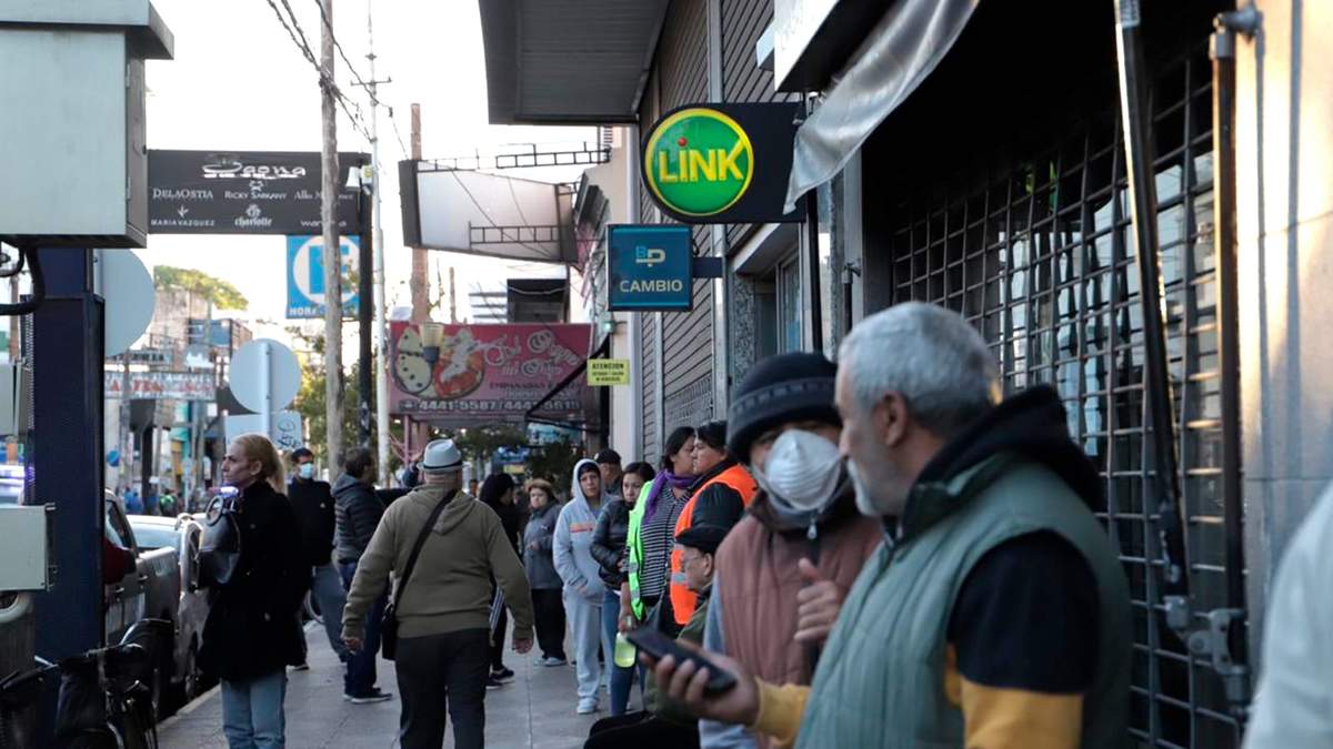 Largas filas en los bancos. Fuente: (Twitter)