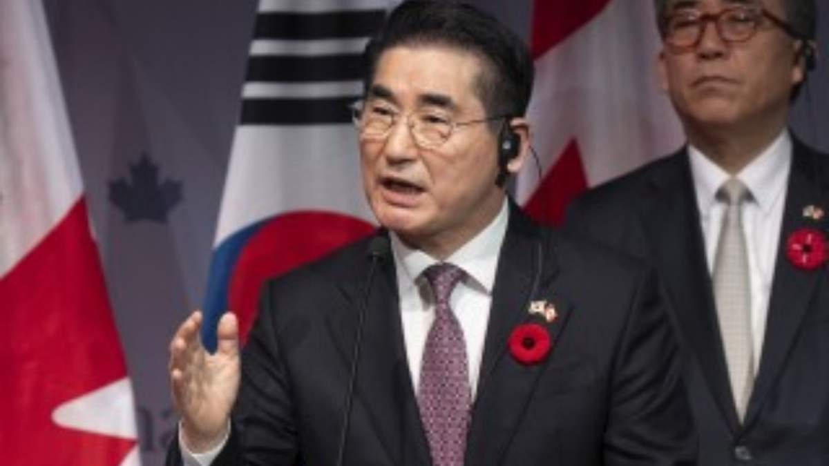 El ministro de Asuntos Exteriores de Corea del Sur, Cho Tae-yul, a la derecha, mientras el ministro de Defensa de Corea del Sur, Kim Yong Hyun, habla durante una conferencia de prensa en Ottawa, Ontario