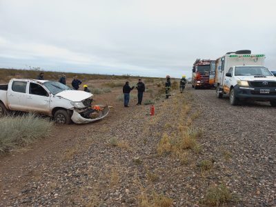 Una camioneta volcó en la Ruta 51 y dos jóvenes resultaron heridos