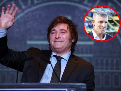 Javier Milei se reunió con Martín Palermo y saludaron en el balcón de la Casa Rosada