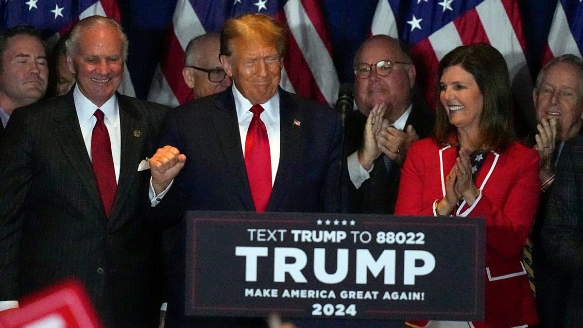 El precandidato republicano presidencial Donald Trump toma la palabra en una fiesta en el marco de las elecciones primarias del partido en Columbia, Carolina del Sur