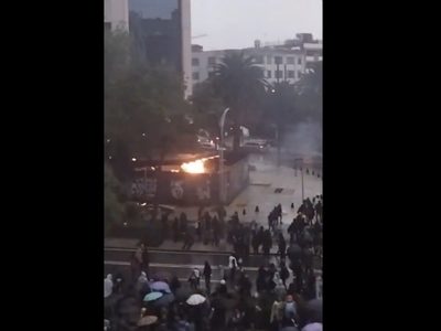 Encapuchados lanzan explosivos al Sonora Grill durante la marcha por Ayotzinapa (Video)