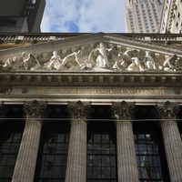Wall Street cae por preocupaciones de empresas y consumidores sobre aranceles y Washington