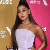 ¡A los besos! Ariana Grande fue captada infraganti con un hombre desconocido