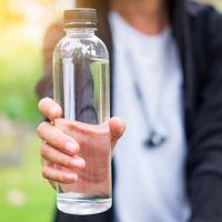 No tires las botellas con mal olor: mirá este truco barato de las abuelas para dejarlas como nuevas