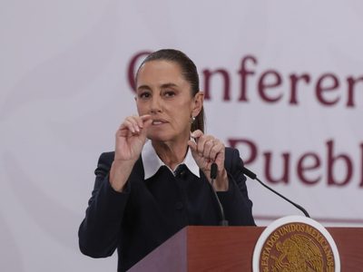 Sheinbaum pide resolver conflicto entre taxistas del AICM y aplicaciones mediante el diálogo