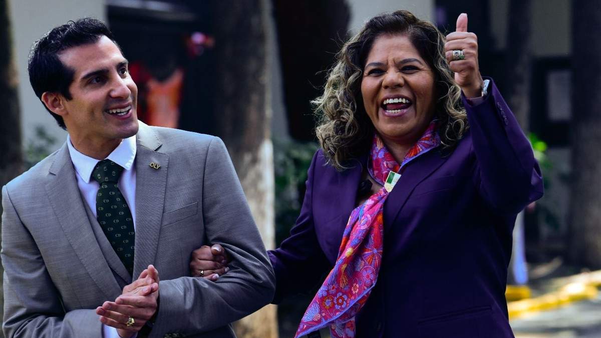 El director general de la Conade, Rommel Pacheco y la presidenta del COM, María José Alcalá, a su llegada a la asamblea general de asociados 2024 del COM, esta mañana en la sede en el norponiente de la Ciudad de México