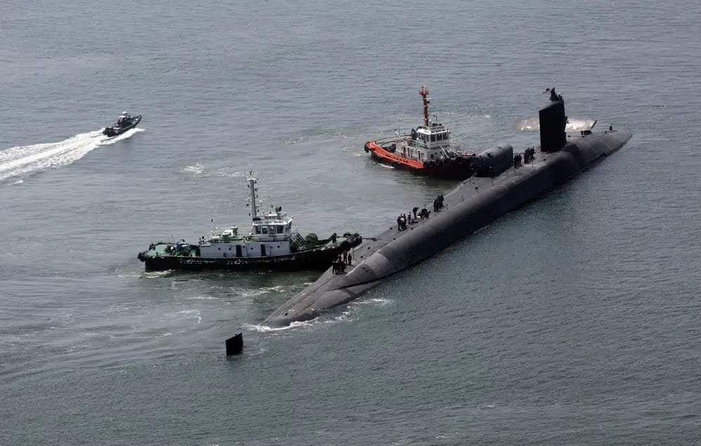 El submarino nuclear estadunidense USS Michigan se acerca a una base naval en Busan, Corea del Sur, el 16 de junio de 2023
