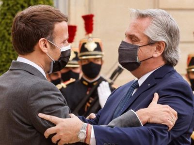Alberto Fernández recibió el apoyo de Macron para renegociar la deuda