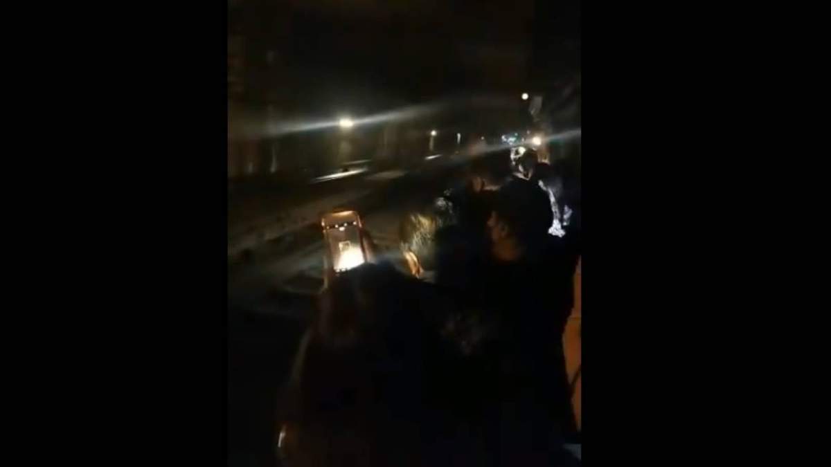 Los usuarios debieron caminar por la orilla a un lado de las vías