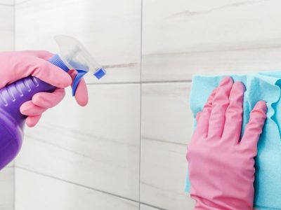 Con 4 ingredientes, prepará esta increíble mezcla para eliminar la grasa en las cerámicas de la cocina