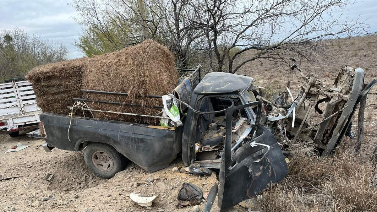 Vehículo afectado por explosión de artefacto explosivo en Doctor Coss, Nuevo León