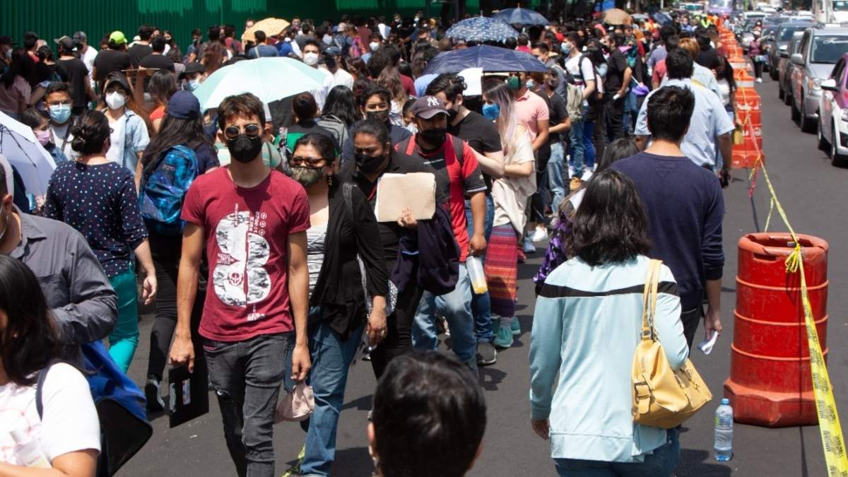 La fila para vacunarse en el Centro Médico Siglo XXI