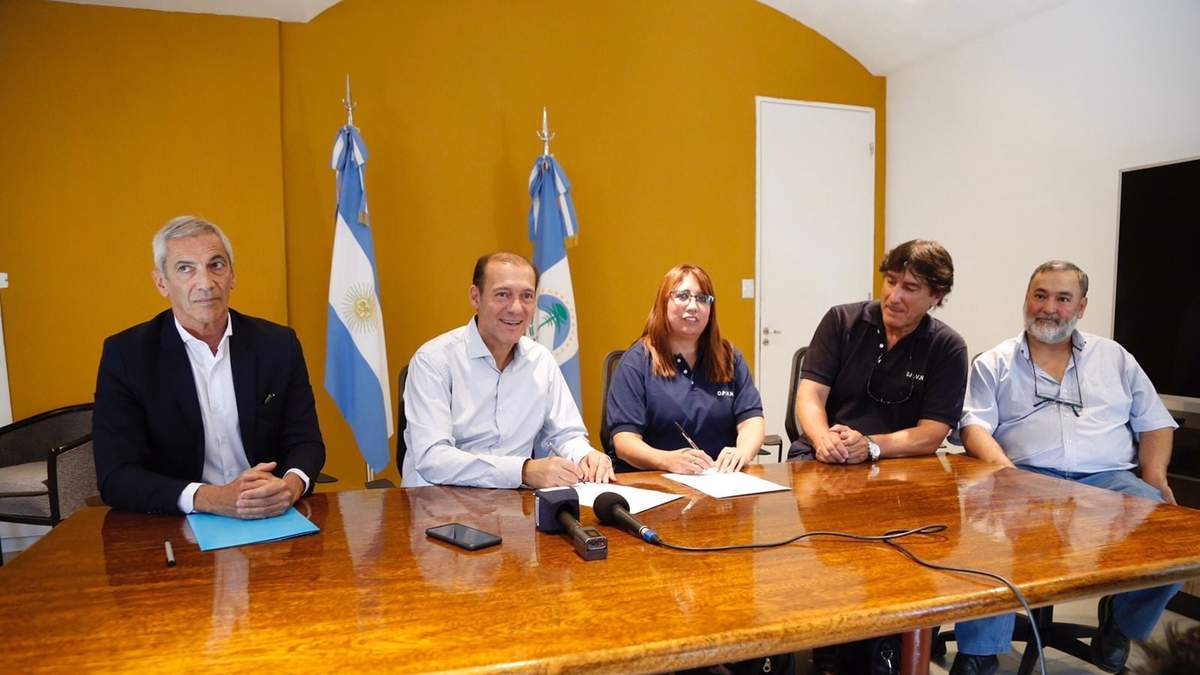 Firma del acuerdo. Fuente: (Twitter)