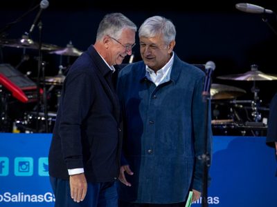 Megadeudas y demandas acorralan a un feroz Salinas Pliego