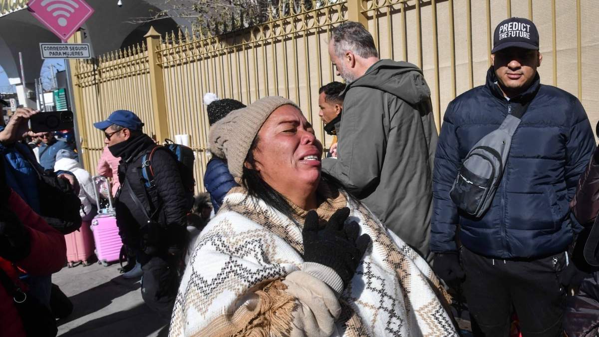 Migrantes que habían obtenido cita para hoy expresaron su tristeza por el cierre de la app CBP One en el Puente Internacional Paso del Norte, en Ciudad Juárez, Chihuahua.
