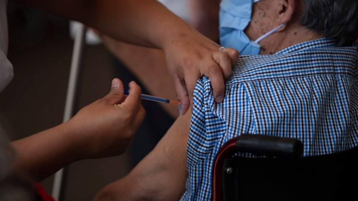 Aplicación de vacuna contra el covid-19 a adultos mayores