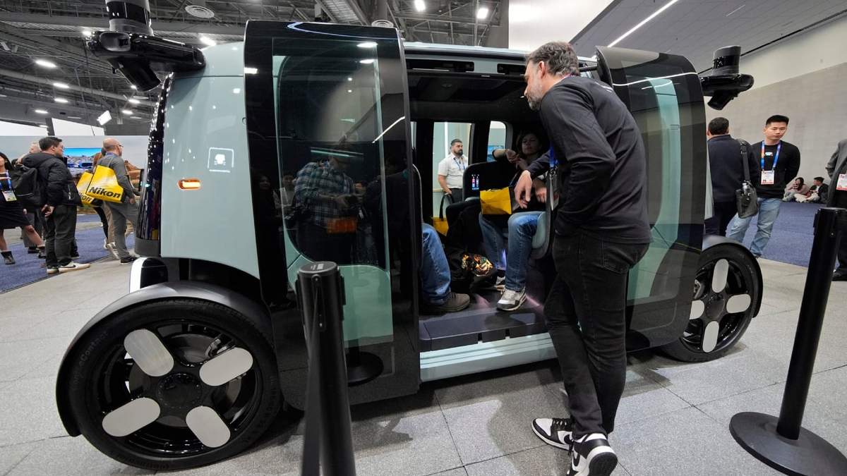 La gente ve un vehículo autónomo de Zoox, propiedad de Amazon, durante la feria tecnológica CES, el 7 de enero de 2025, en Las Vegas