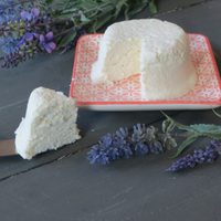 Queso casero con 4 ingredientes: la receta que necesitás para ahorrar dinero y tener siempre en la heladera