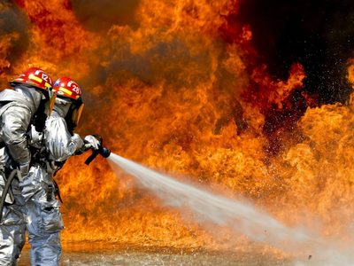 Voraz incendio arrasa con parte de un campus universitario en Sudáfrica