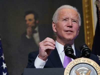 Biden defiende la vacunas de refuerzo en Estados Unidos, pese a la oposición de la OMS