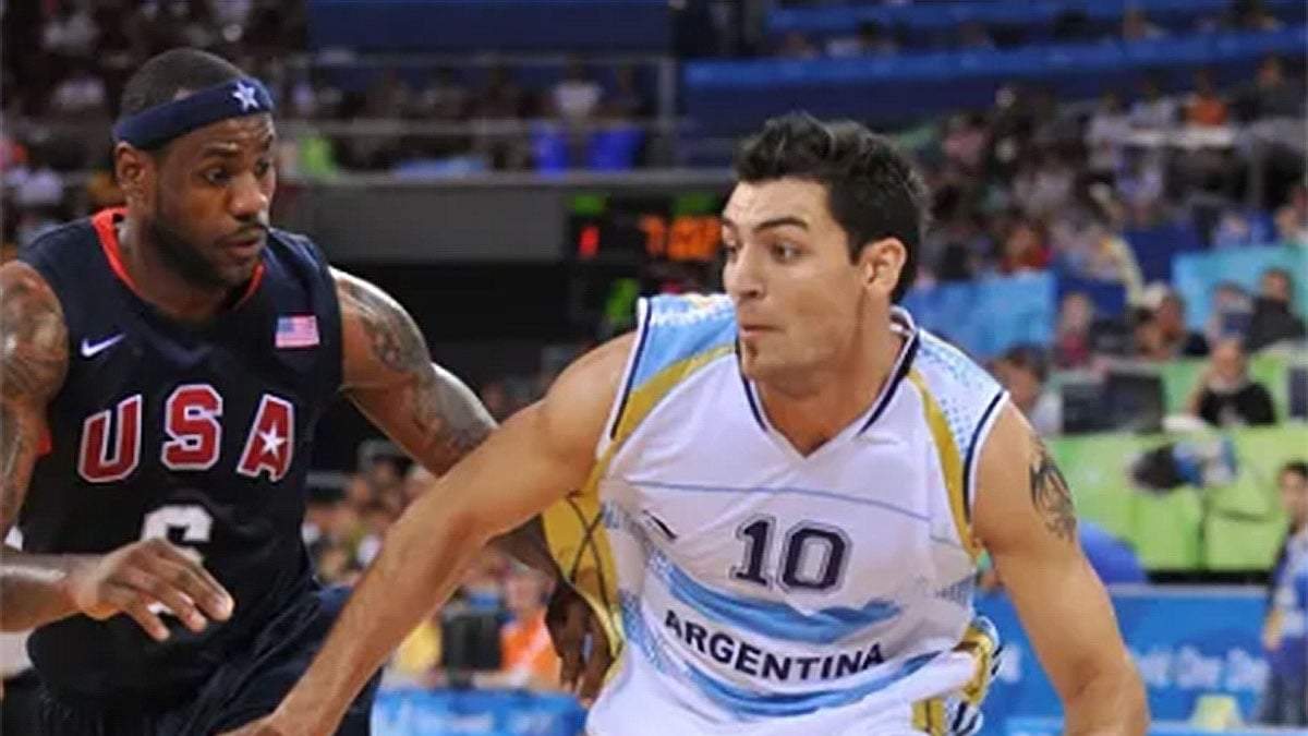 Carlos Delfino le mostrará esto a sus nietos. Un tal LeBron James no puede con él.