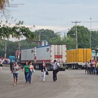 Bloquean la carretera Nacajuca-Villahermosa para exigir el cierre de empresa que contamina un arroyo