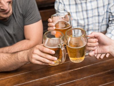 Los europeos son quienes más alcohol beben del mundo; esto es lo que toman al año