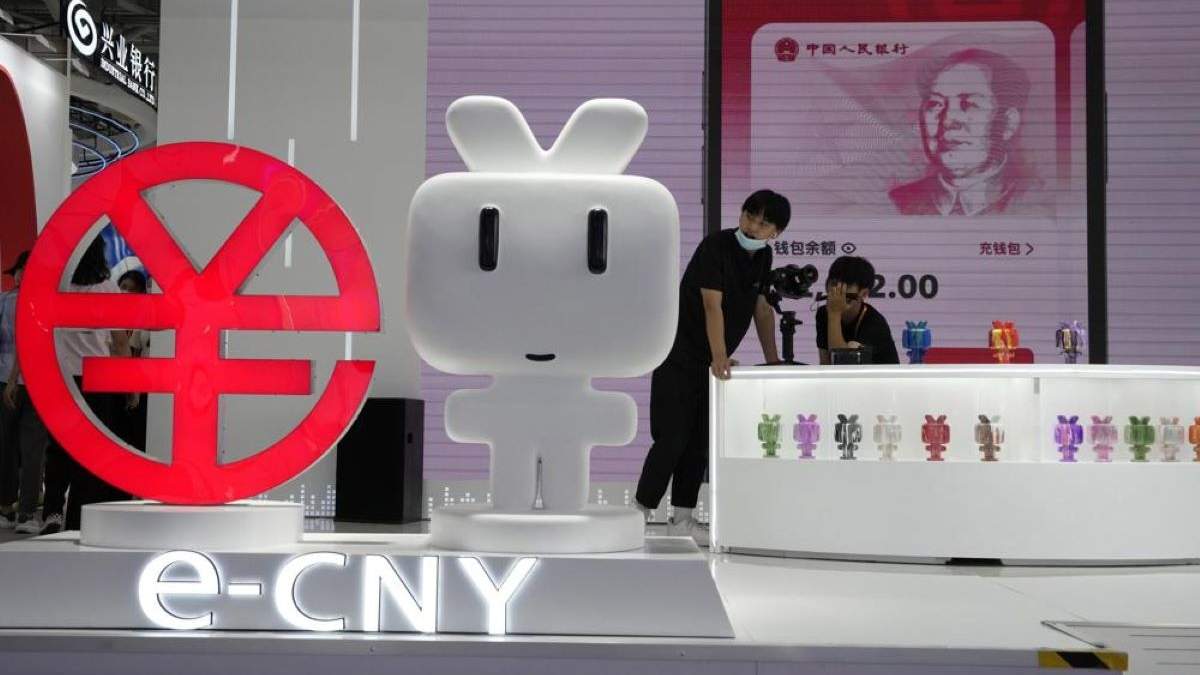 Un kiosco para promover la versión digital del yuan chino en Beijing, el 2 de septiembre de 2022