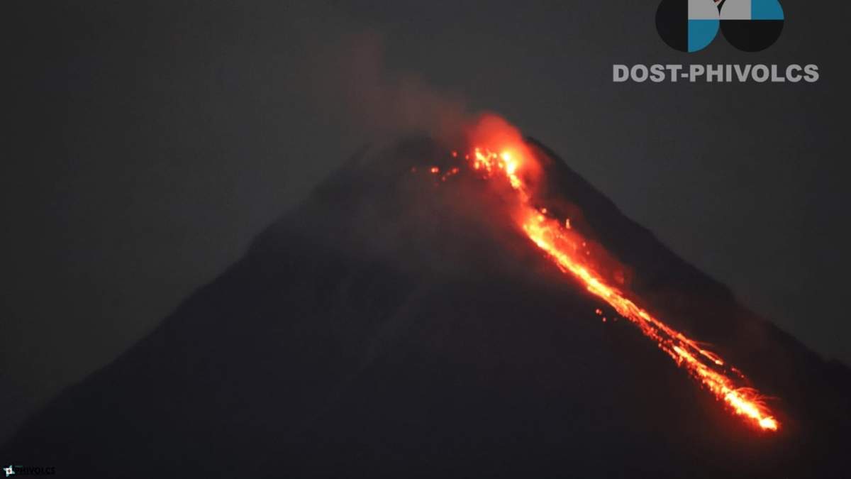 Foto entregada por el Instituto de Vulcanología y Sismología de Filipinas, que muestra al volcán Mayon en la provincia Albay de Filipinas, el 7 de enero del 2026