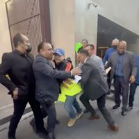 Defensores públicos piden intervención de Brugada para mejora laboral; protagonizan altercado