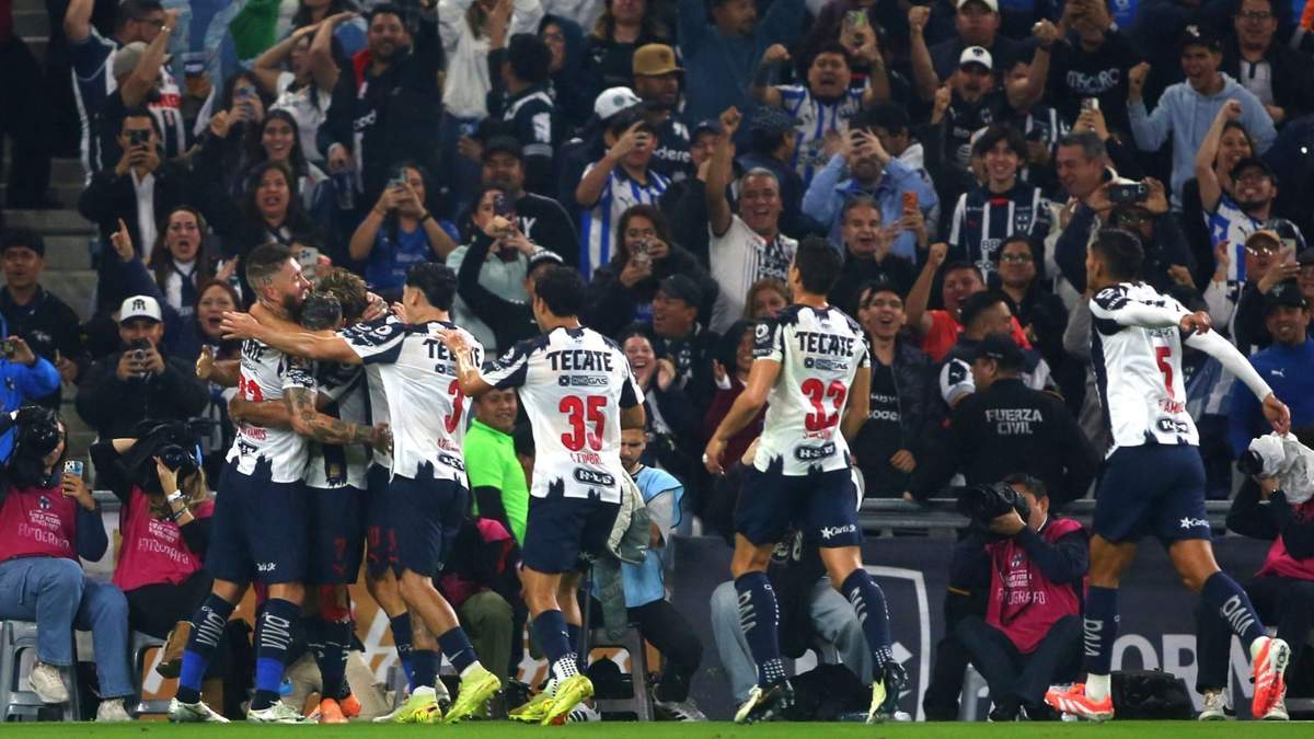 Jugadores de los Rayados del Monterrey festejan el gol ante el Toluca, en el Estadio BBVA