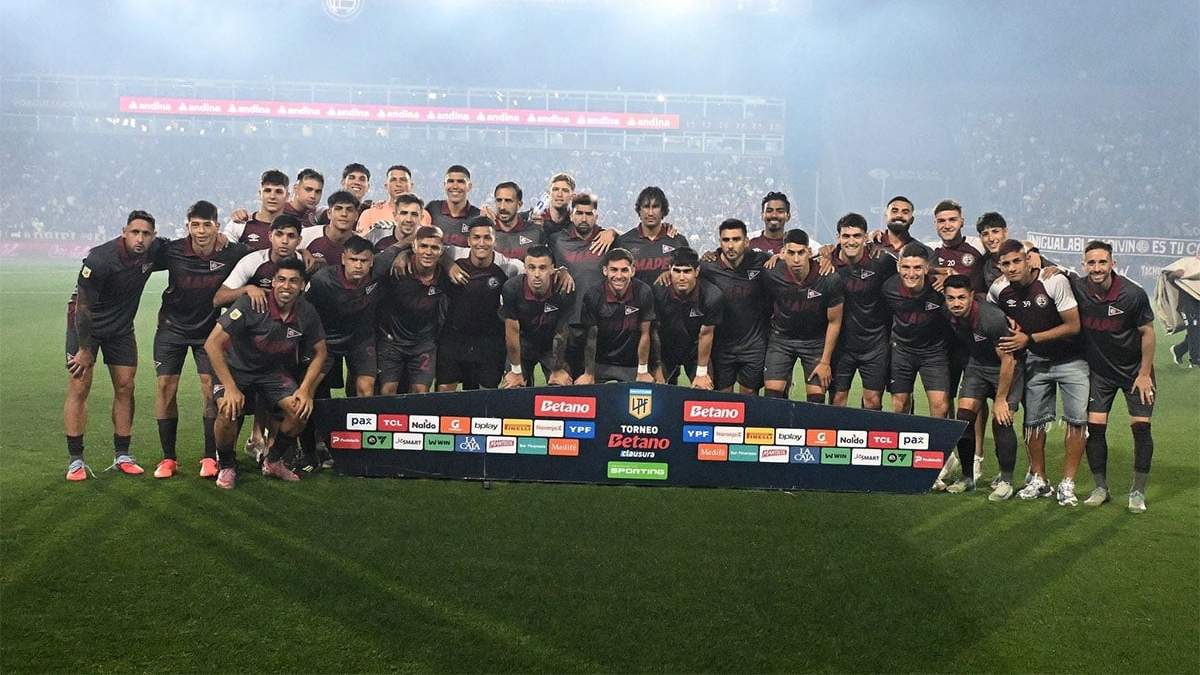 Laucha Acosta con todo el plantel de Lanús