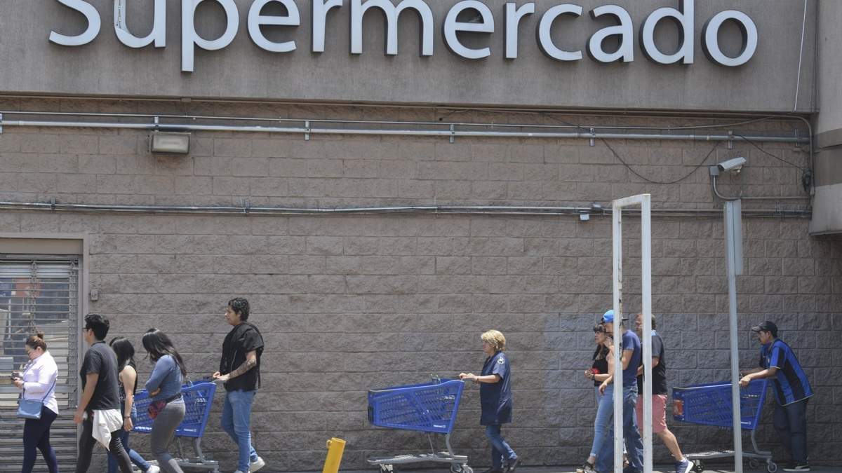 Clientes formados en un Walmart