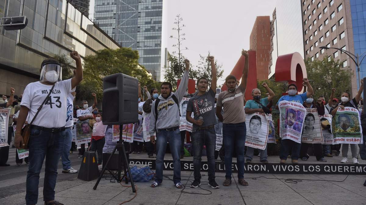Una manifestación en el animonumento del caso Ayotzinapa
