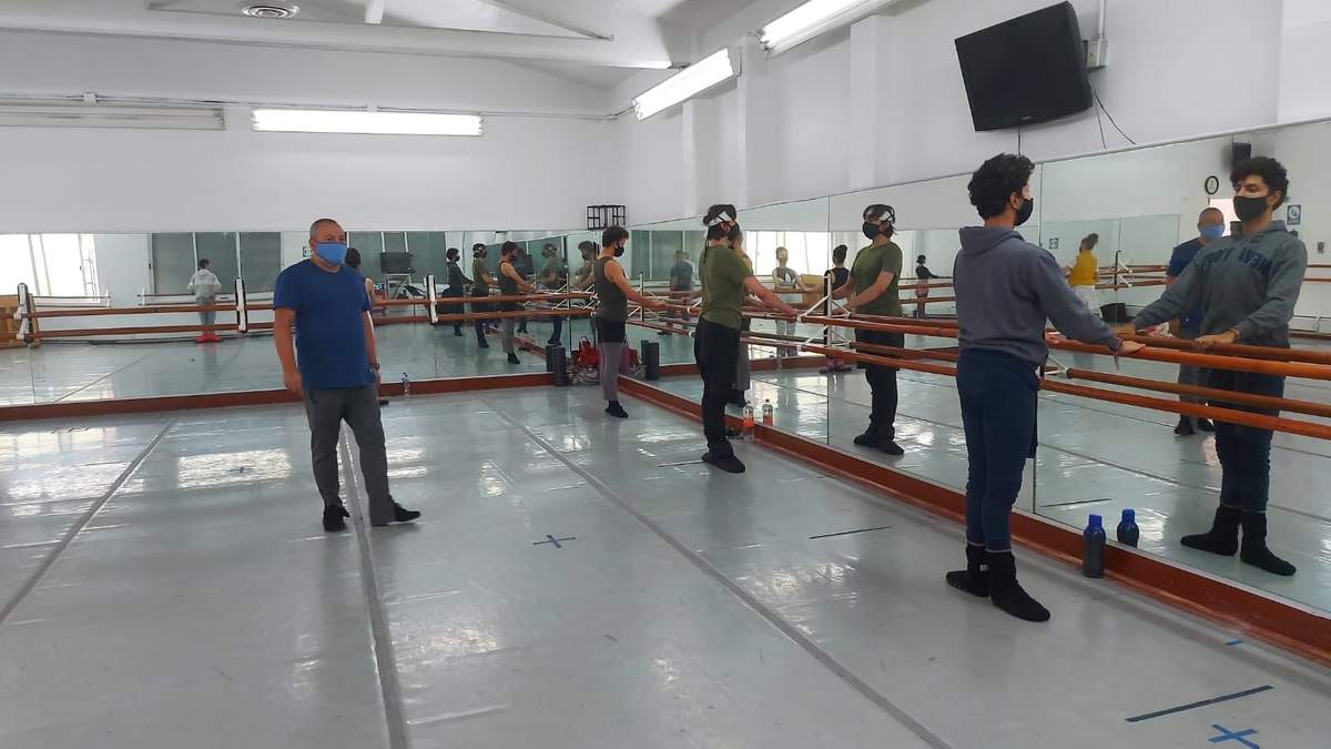 Bailarines de la CND en ensayos. Foto tomada de la cuenta Facebook de la Compañía Nacional de Danza.