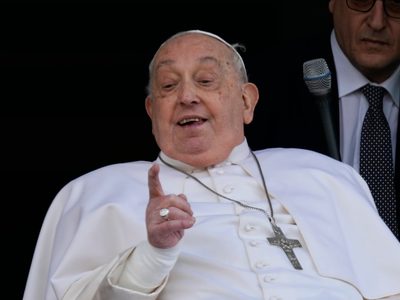 El Papa regresa al Vaticano tras 5 semanas hospitalizado por una neumonía que amenazó su vida