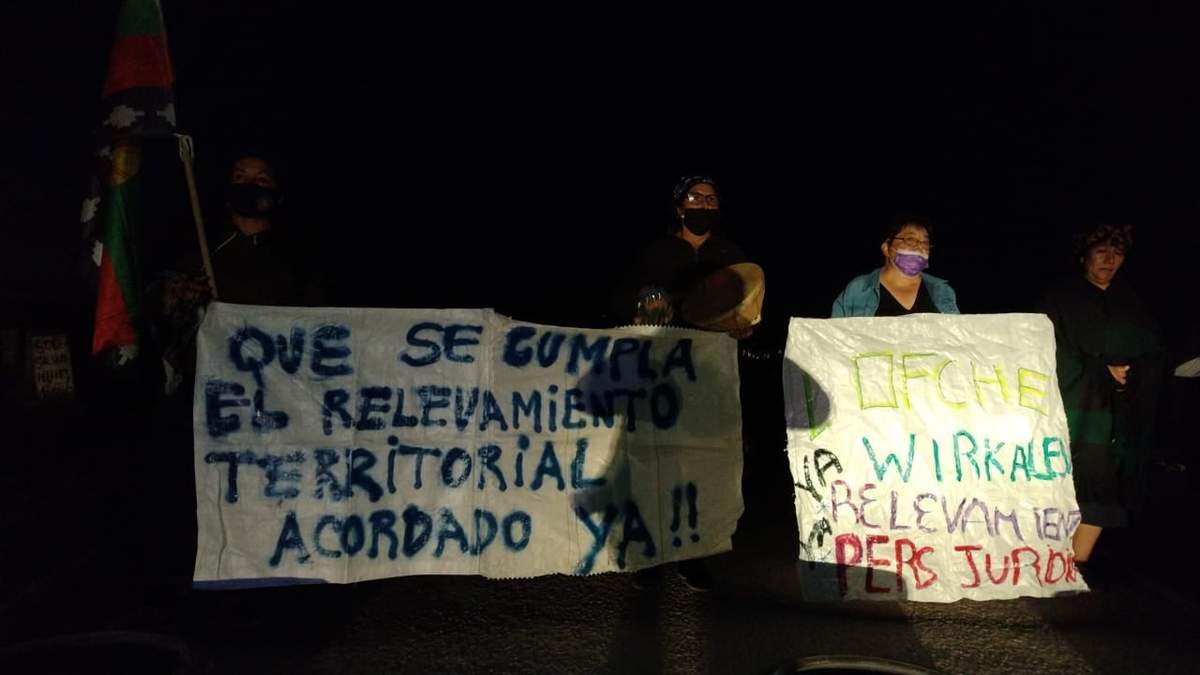 Los mapuches que se manifestaron a primera hora de la mañana. Fuente: (Twitter)